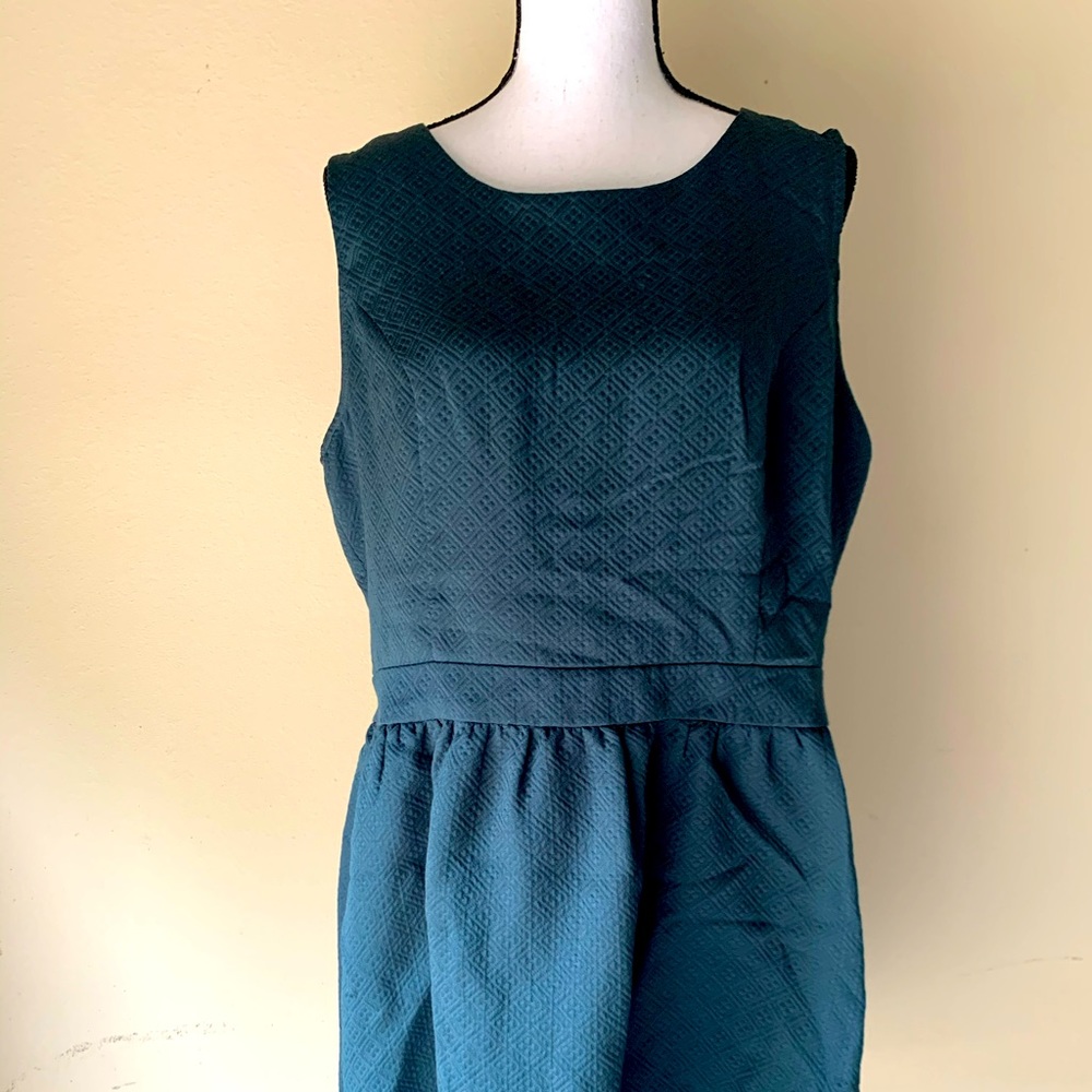 Sleeveless emerald green dress with pockets
